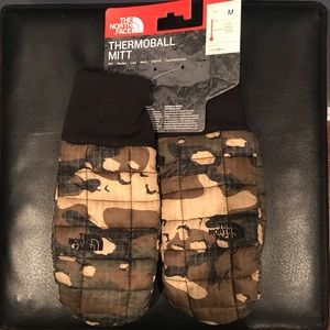 The North Face- Thermoball Mitt. NWT